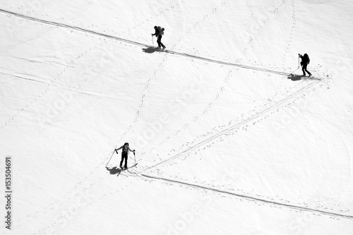 Le tracce in salita sulla montagna innevata degli scialpinisti. photo