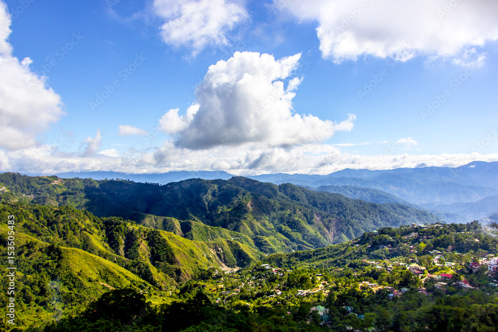 フィリピンの空に揺蕩う雲と山並み