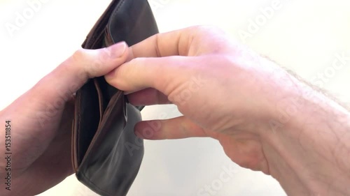 Insolvent: Person ist pleite und hat ein leeres Portemonnaie ohne Geld