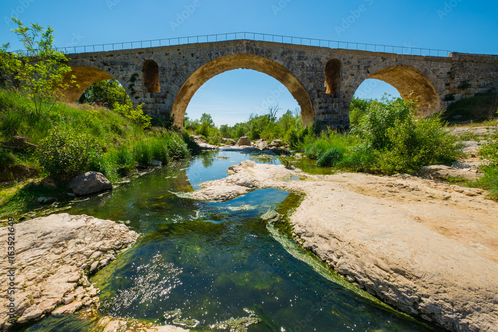 Pont Julien. Ancien pont romain en Provence. France. La rivière Calavon.