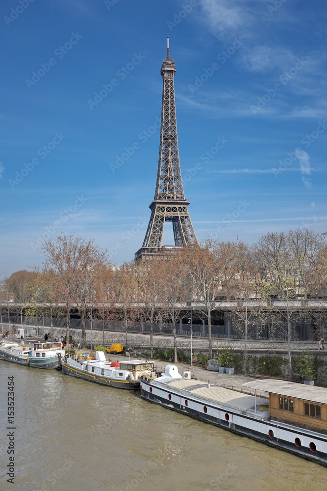 Tour Eiffel , la Seine avec péniches et ciel bleu. Paris Tour Eiffel , la Seine avec péniches et ciel bleu. Paris