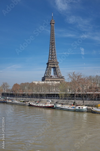Tour Eiffel   la Seine avec p  niches et ciel bleu. Paris