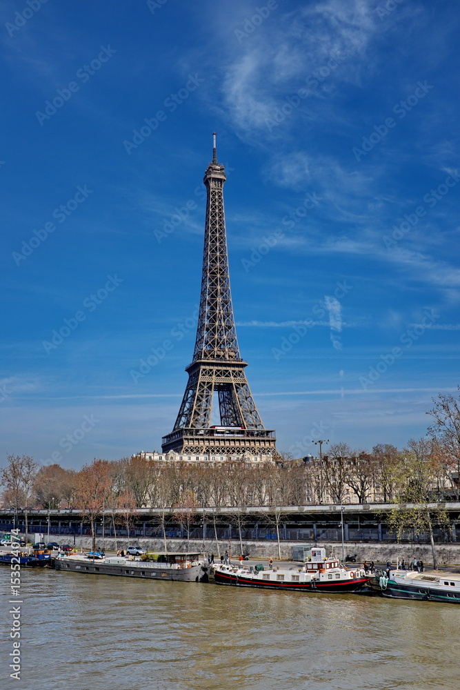 Tour Eiffel , la Seine avec péniches et ciel bleu. Paris