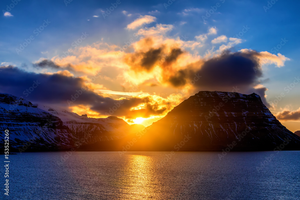 Fototapeta premium Sunset behind the famous mountain Kirkjufell in Iceland