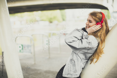 Young pretty woman posing i...