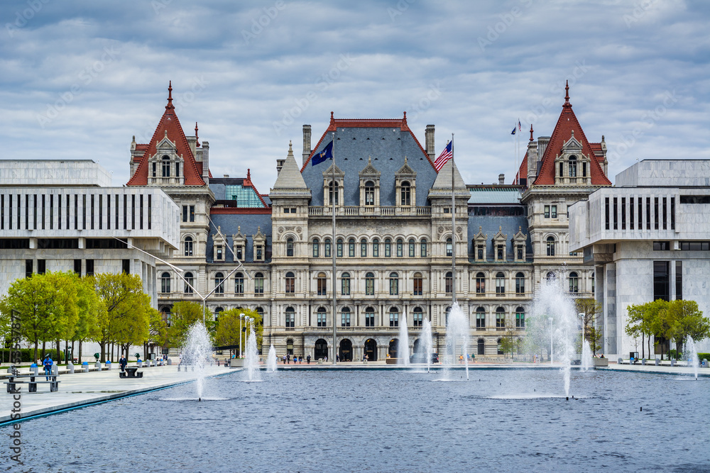 Naklejka premium Fountains and the exterior of the New York State Capitol, in Albany, New York.