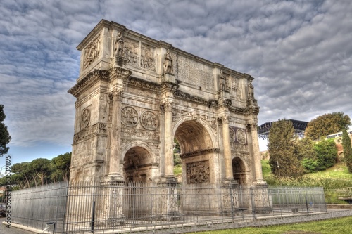Arch of Constantine in Rome, Italy © iza_miszczak