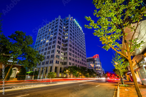 Konstfotografi Wisconsin Avenue at night, in downtown Bethesda, Maryland.