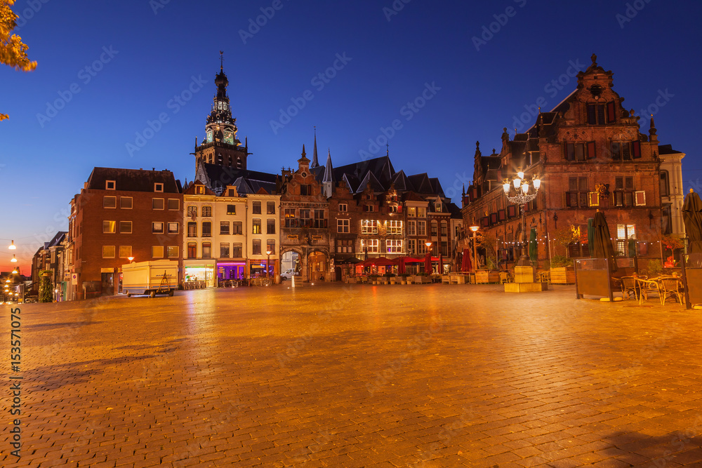 Obraz premium Cityscape of Nijmegen squre city center at dusk twilight, the netherlands