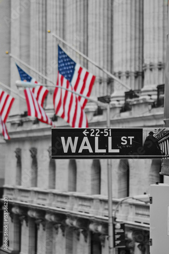 Fototapeta Ścienny znak uliczny przed flaga amerykańską