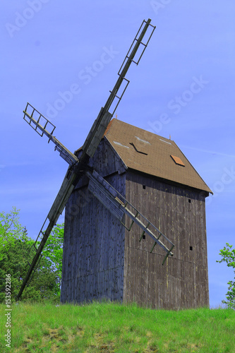 Drewniany wiatrak-stary młyn napędzany siłą wiatru.