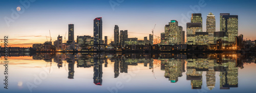 Finanzzentrum Canary Wharf und die Docklands in London bei Sonnenuntergang © moofushi
