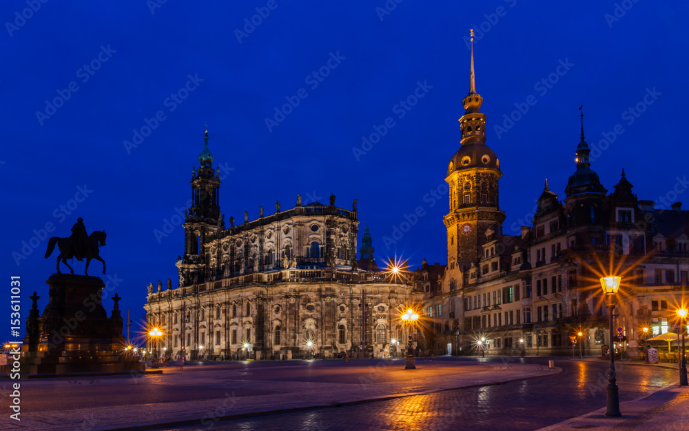 Dresden - Theaterplatz bei Nacht; Deutschland
