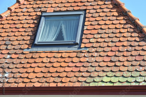 Neues Dachfenster in altem Ziegeldach