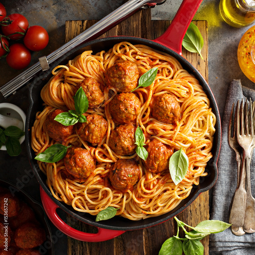 Obraz na plátně Spaghetti with tomato sauce and meatballs