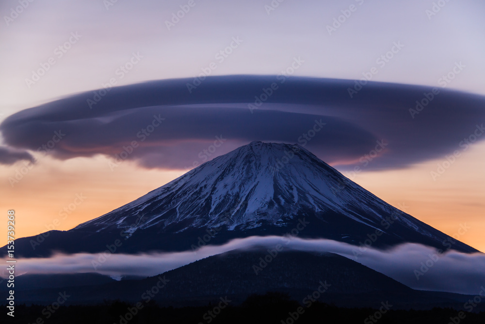 精進湖から夜明けの富士山