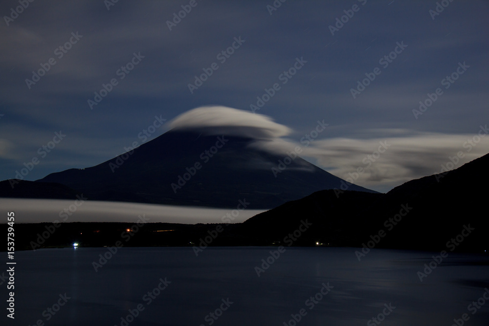 本栖湖から富士山の夜明け