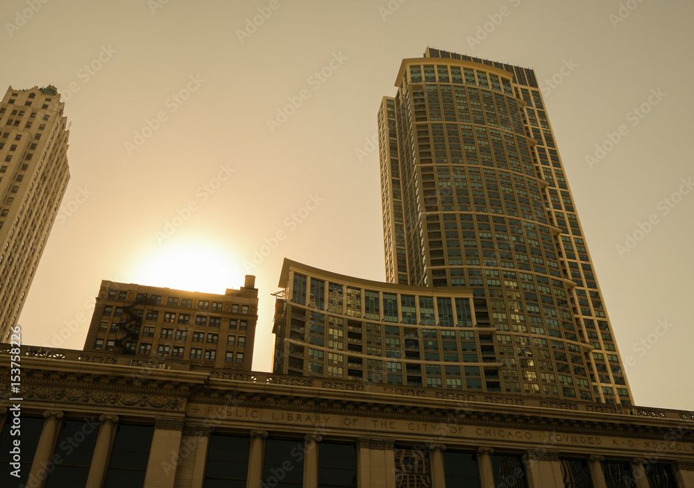 Naklejka premium Sunset Building