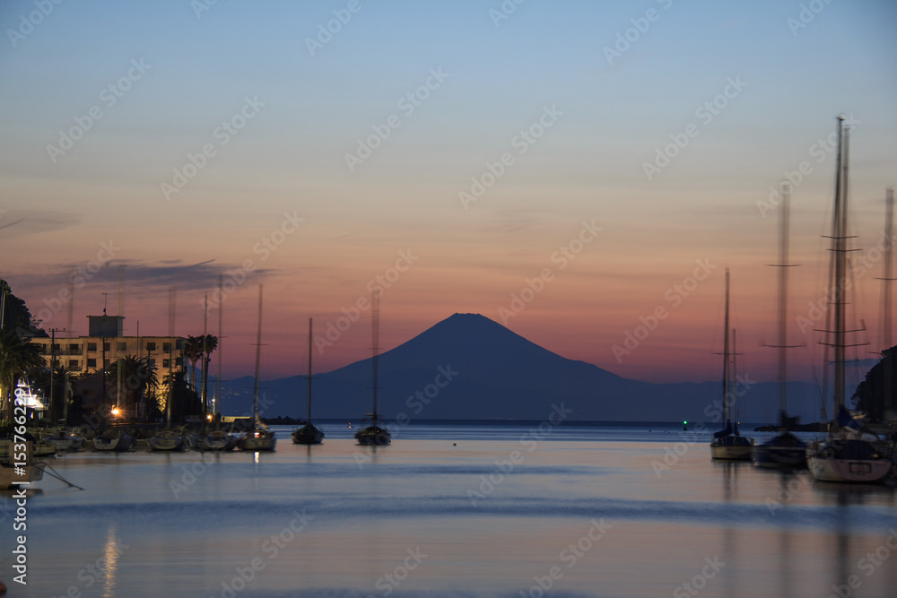 Fototapeta premium 三浦諸磯湾夕焼け冨士