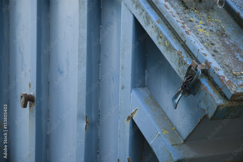 Detail eines blauen Müllcontainers Detail eines blauen Müllcontainers