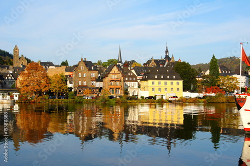 Stadt Traben-Trarbach an der Mosel im Herbst, bekannt für ihren Wein und die Jugendstilbauten 