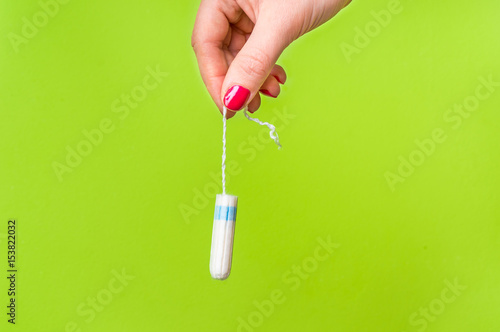 Cuadro en lienzo Woman holding menstruation tampon in hand