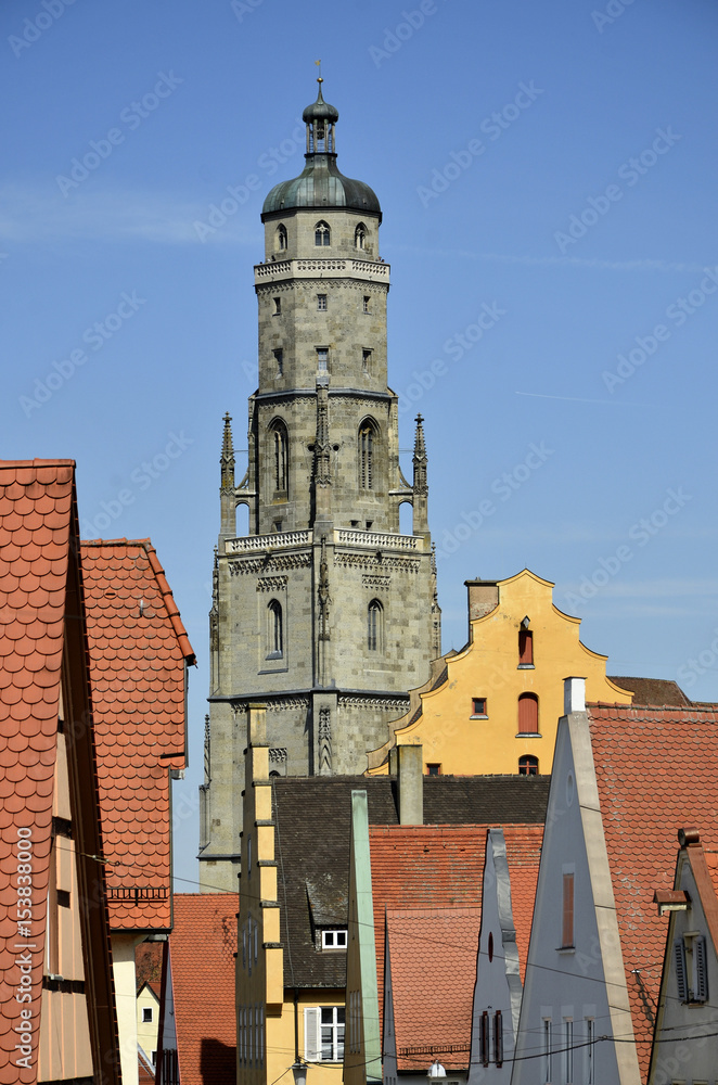 Turm von St.Georg über den Dächern von Nördlingen