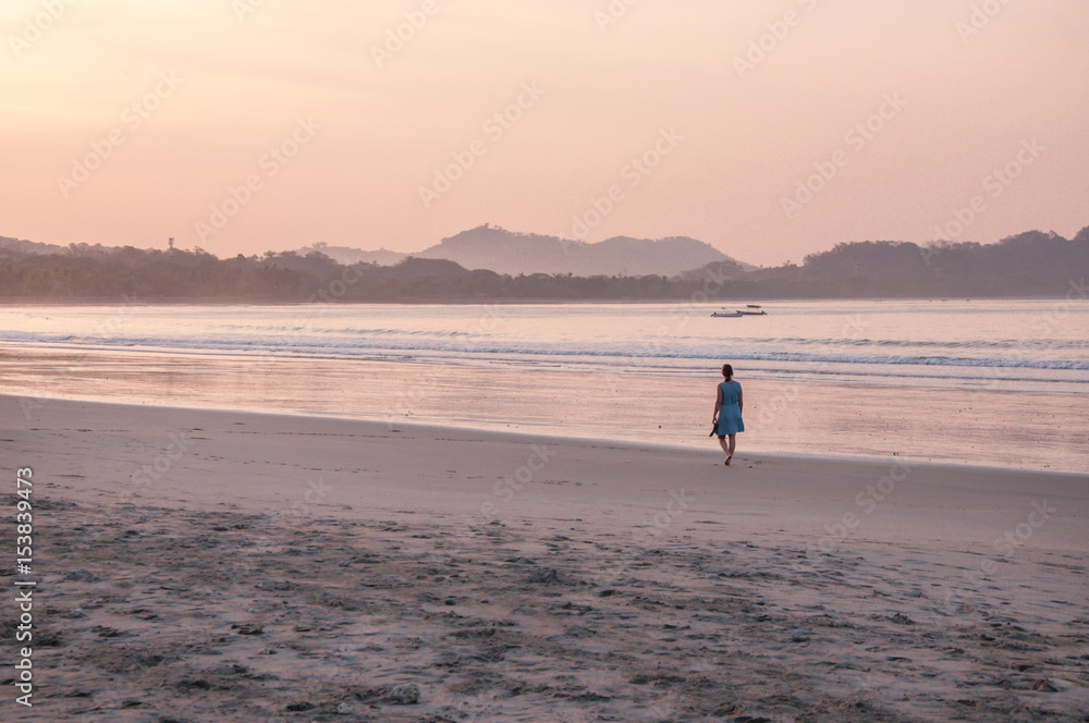 Naklejka premium walk at samara beach