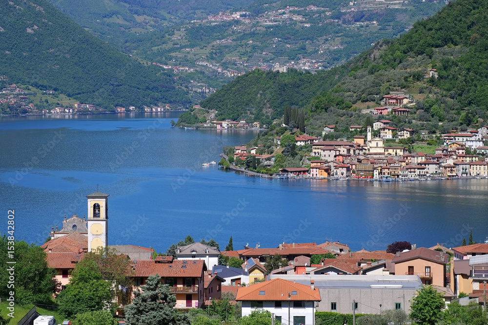 Iseosee Monte Isola in Oberitalien - Iseo lake and island Monte Isola in Alps, Lombardy