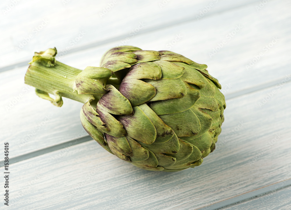 Obraz premium Artichoke on wooden table.