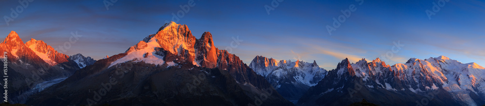Fototapeta premium Panorama Alp w pobliżu Chamonix podczas zachodu słońca. Chamonix, Francja.