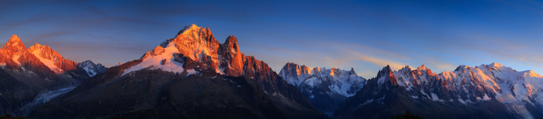 Foto auf Acrylglas Alpen Panorama der Alpen bei Chamonix bei Sonnenuntergang. Chamonix, Frankreich.  © sanderstock