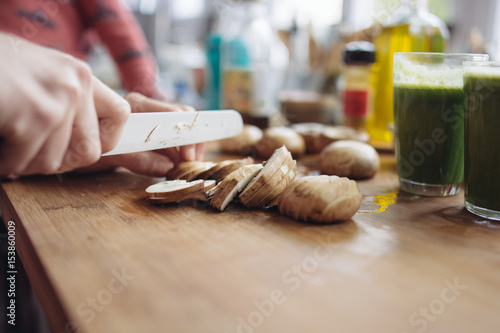 en cuisine couteau champignon plan de travail photo