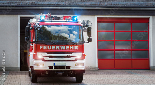 Bilde på lerret german firefighter truck moving out