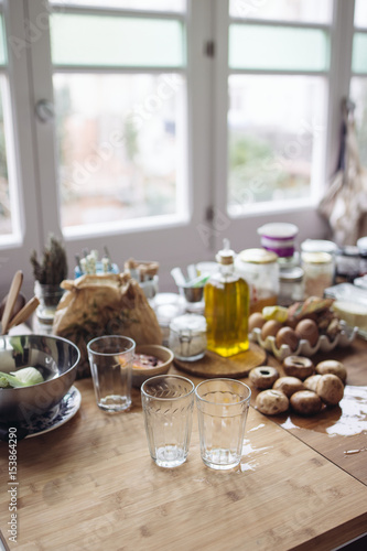 plan de travail en cuisine avec verres posés photo