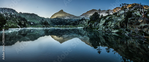 Reflets sur le lac de Bastan - massif du Néouvielle - Pyrénées - France