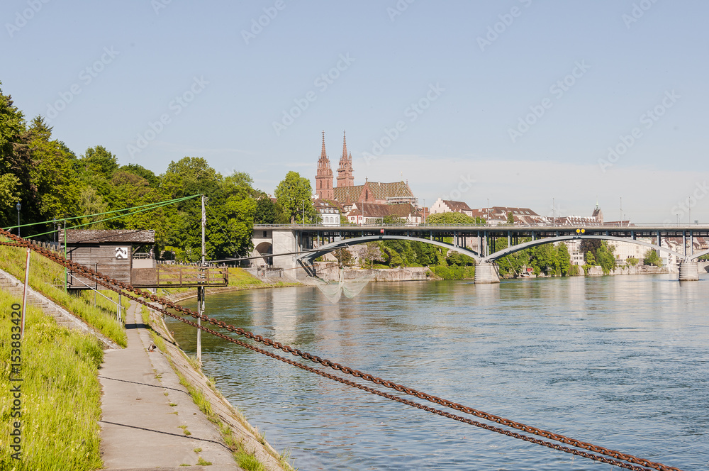 Fototapeta premium Basel, Stadt, Basel-Stadt, Altstadt, Altstadthäuser, Grossbasel, Rhein, Rheinufer, Münster, Kirche, Wettsteinbrücke, Fischer, Frühling, Sommer, Schweiz