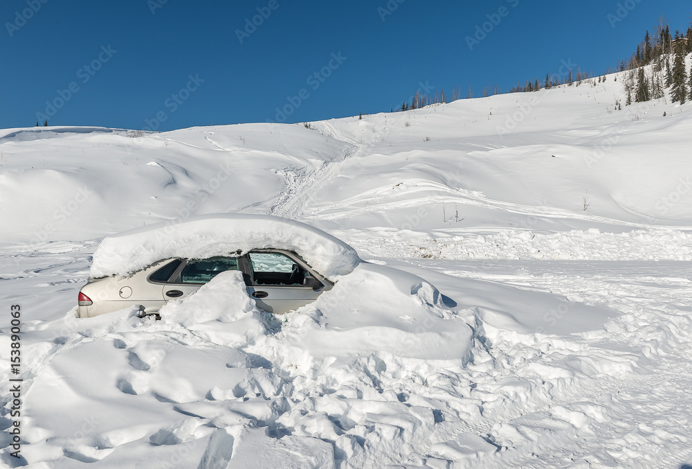 car get struck in snow during winter