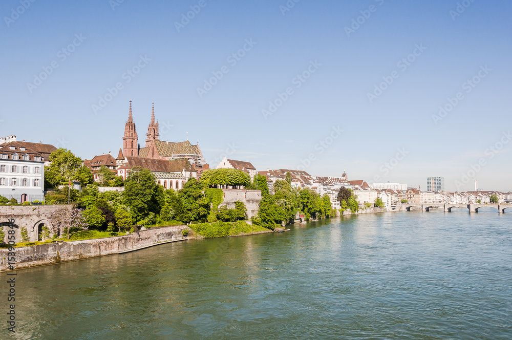 Fototapeta premium Basel, Stadt, Altstadt, Basel-Stadt, Münster, Kirche, Rhein, Rheinufer, Fähre, Rheinbrücke, Uferweg, Frühling, Sommer, Schweiz