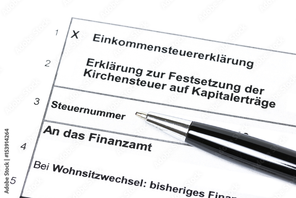 Einkommensteuererklärung Formular mit Kugelschreiber Einkommensteuererklärung Formular mit Kugelschreiber
