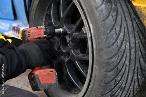Auto mechanic changing a tyre