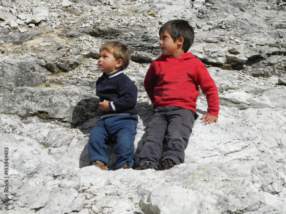 Φωτογραφία Kleine Bergsteiger machen Pause an der großen Wand des Piz Boe, Dolomiten, Südti