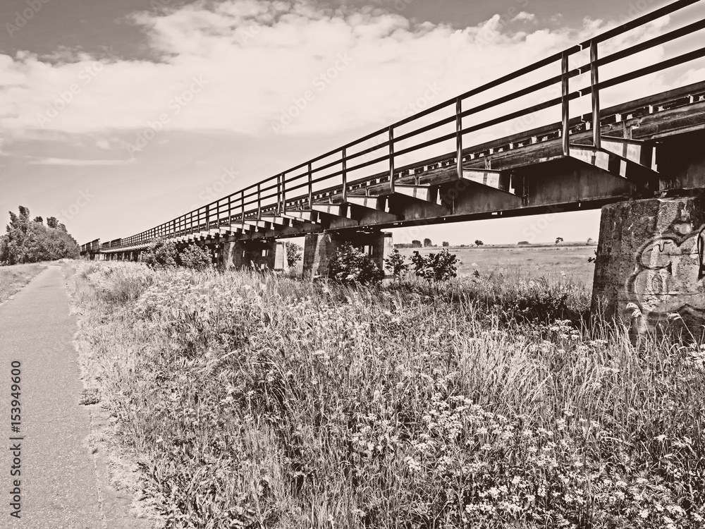Verlassene Eisenbahnbrücke in der Boddenlanschaft in Fischland Darß