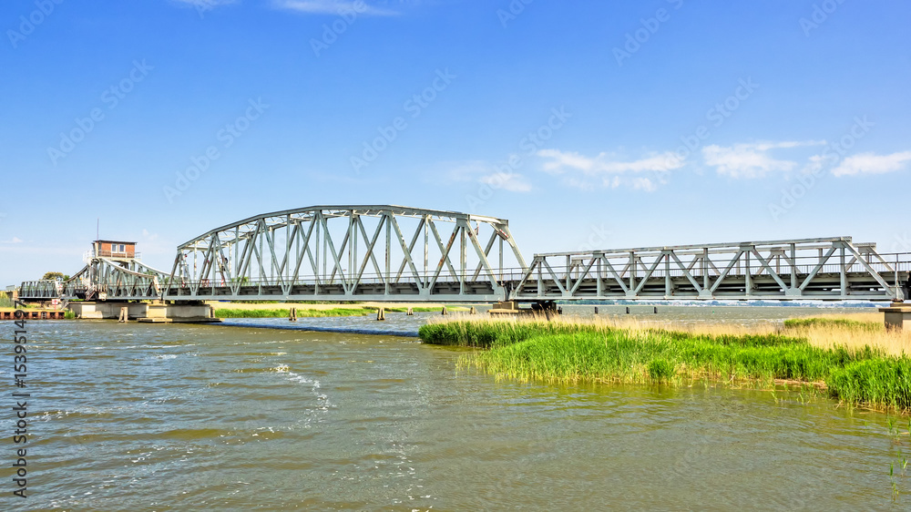 Obraz premium Meiningenbrücke über den Meiningenstrom zwischen Zingst und Bresewitz, Mecklenburg-Vorpommern, Deutschland