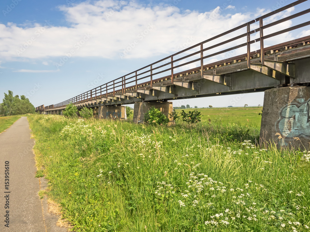 Verlassene Eisenbahnbrücke in der Boddenlanschaft in Fischland Darß Zingst