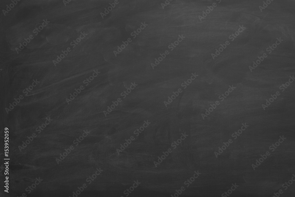 Kreidetafel mit den typisch verwischten Kreideflecken Kreidetafel mit den typisch verwischten Kreideflecken