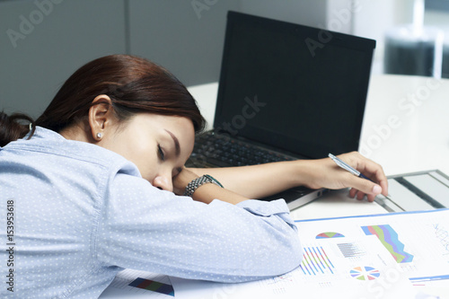 Bilde på lerret Tired business woman sleeping on desk in office