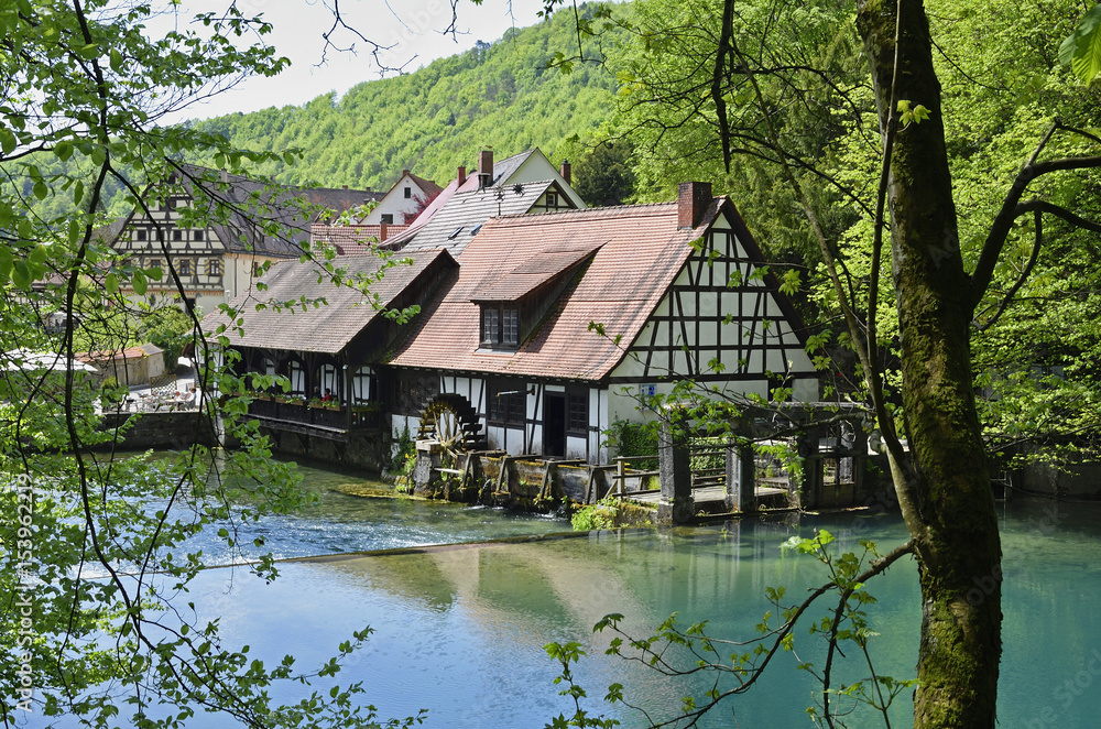 Obraz premium Blautopf mit historischer Hammerschmiede