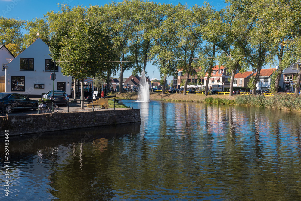 Stadtweiher in Sluis, Holland bei schönem Wetter