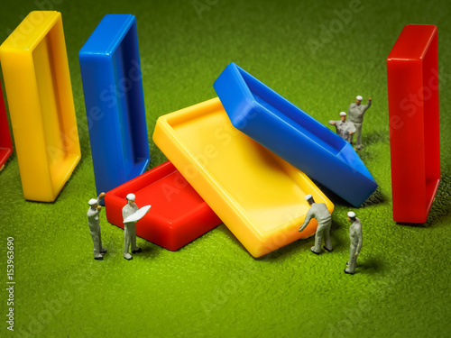 Canvastavla Miniature people: Workers helped repair Domino's blocks collapse